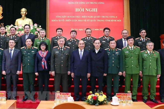 El presidente Nguyen Xuan Phuc y los delegados. (Fotografía: VNA)