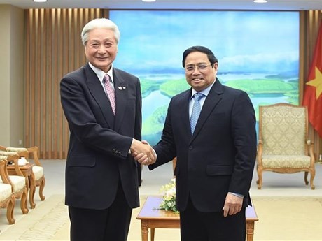 El primer ministro de Vietnam, Pham Minh Chinh (derecha), recibe a Tomikazu Fukuda, gobernador de la provincia japonesa de Tochigi. (Fotografía: VNA)