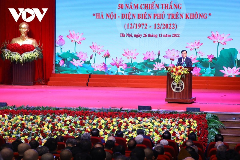 Dinh Tien Dung, secretario del Comité del Partido Comunista de Vietnam en Hanoi, habla en el evento. (Fotografía: VNA)
