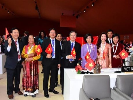 La embajadora Le Thi Hong Van, jefa de la misión vietnamita ante la UNESCO y delegados en una reunión de la organización internacional. (Fotografía: VNA)