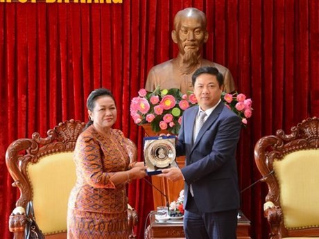 La senadora camboyana Mean Som An y el vicesecretario permanente del Comité partidista de Da Nang, Luong Nguyen Minh Triet. (Fotografía: VNA)