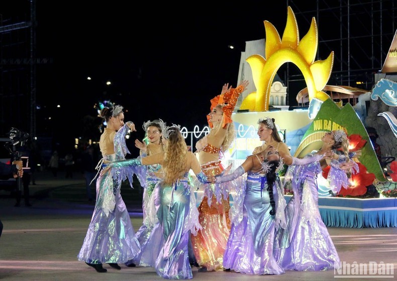 Bailarines extranjeros llevan al público a un “portal del tiempo” que permitió viajar al reino de la Luna y el Sol.