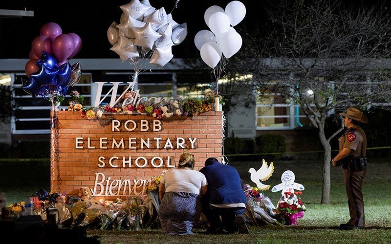 Esquina conmemorativa de las víctimas del tiroteo en la escuela primaria Robb, en el pueblo de Uvalde, estado de Texas (Étados Unidos) en mayo. (Fotografía: Reuters)
