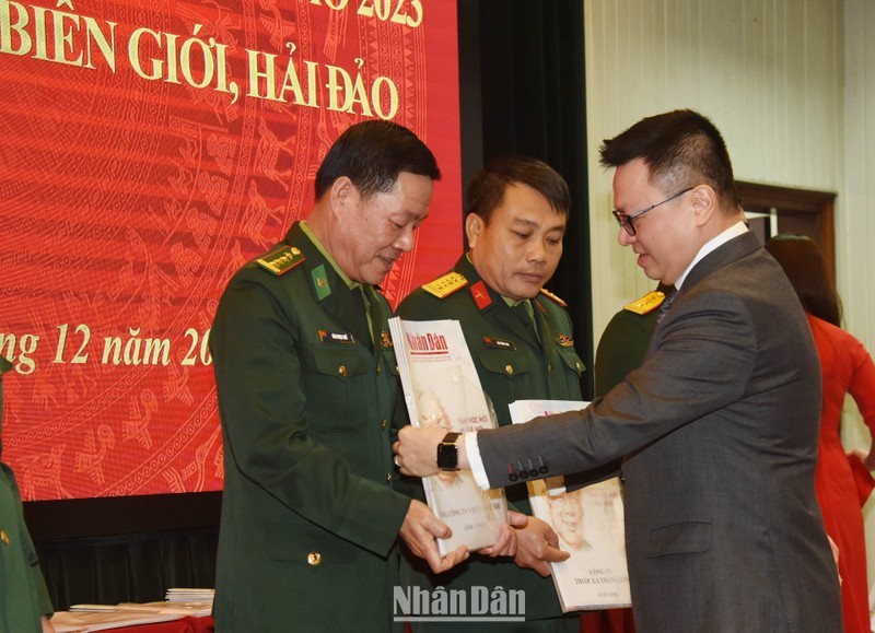 Entregan a soldados en zonas fronterizas y isleñas edición especial del periódico Nhan Dan por el Tet.