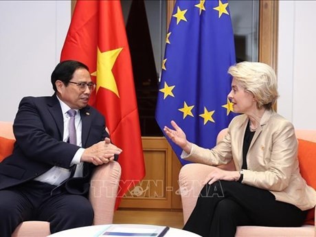 El primer ministro vietnamita, Pham Minh Chinh, se reúne con la presidenta de la Comisión Europea (CE), Ursula von der Leyen. (Fotografía: VNA)