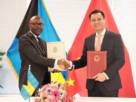 Embajador Dang Hoang Giang, Jefe de la Misión Permanente de Vietnam ante las Naciones Unidas (derecha) y Embajador Stan Oduma Smith, Jefe de la Misión Permanente de las Bahamas ante las Naciones Unidas. (Fotografía: VNA)