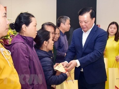 El secretario del Comité del Partido de Hanói, Dinh Tien Dung, entrega obsequios de Tet a hogares desfavorecidos en el distrito de Gia Lam el 13 de enero. (Fotografía: VNA)