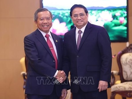 El primer ministro de Vietnam, Pham Minh Chinh (derecha), y Boviengkham Vongdara, presidente de la Asociación de Amistad entre ambos países y ministro de Tecnología y Comunicación de Laos. (Fotografía: VNA)