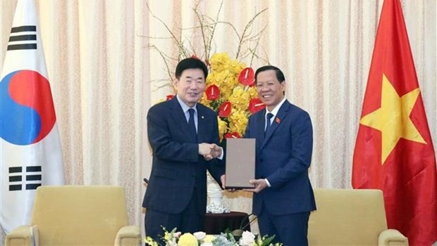 El presidente del Comité Popular de Ciudad Ho Chi Minh, Phan Van Mai, y el presidente de la Asamblea Nacional de Corea del Sur, Kim Jin-pyo (izquierda). (Fotografía: VNA)