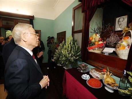El secretario general del Partido Comunista de Vietnam (PCV), Nguyen Phu Trong, rinde homenaje al Presidente Ho Chi Minh en la Casa número 67. (Fotografía: VNA)