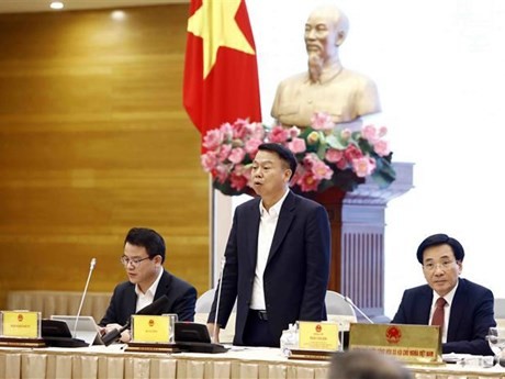 El viceministro de Finanzas de Vietnam Nguyen Duc Chi responde a la prensa. (Fotografía: VNA)