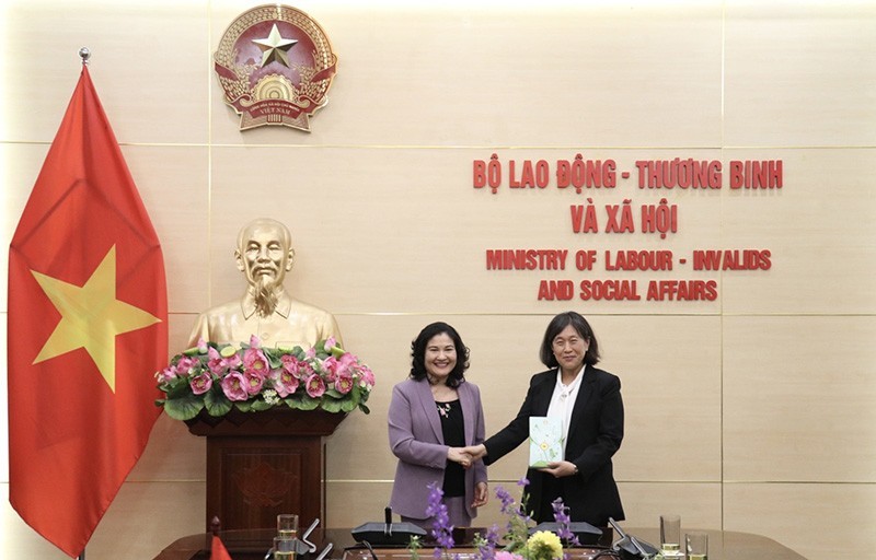 La viceministra de Trabajo, Inválidos de Guerra y Asuntos Sociales de Vietnam, Nguyen Thi Ha, y la jefa de la Oficina del Representante Comercial de Estados Unidos, Katherine Tai.