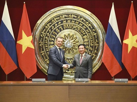 El vicepresidente de la de Vietnam Nguyen Khac Dinh (derecha) y el primer vicepresidente del Consejo de la Federación de Rusia, Andrey Yatskin. (Fotografía: quochoi.vn)