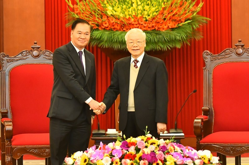El secretario general del Partido Comunista de Vietnam, Nguyen Phu Trong, y el jefe de la Oficina del Comité Central del Partido Popular Revolucionario de Laos, Thongsalith Mangnomek. (Fotografía: Nhan Dan)