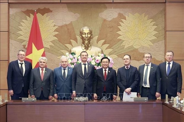 El presidente de la Asamblea Nacional de Vietnam, Vuong Dinh Hue, y Andrey Yatskin, primer vicepresidente del Consejo de la Federación de Rusia. (Fotografía: VNA)