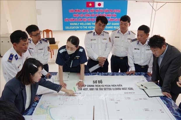 Los oficiales de ambas naciones intercambiaron planes de entrenamiento de búsqueda y rescate en el mar. (Fotografía: VNA)
