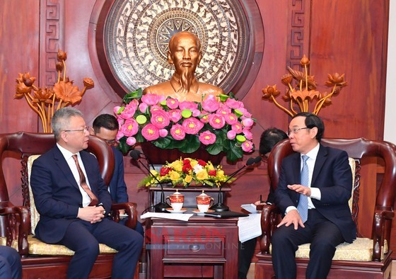 El secretario del Comité del Partido de Ciudad Ho Chi Minh, Nguyen Van Nen, y el secretario del Comité del Partido de la provincia china de Hainan, Shen Xiaoming.