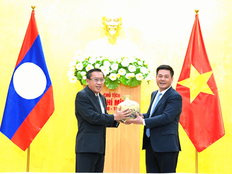 El ministro de Industria y Comercio de Vietnam, Nguyen Hong Dien, y el titular de Energía y Minas de Laos, Phoxay Sayasone. (Fotografía: Ministerio de Industria y Comercio)