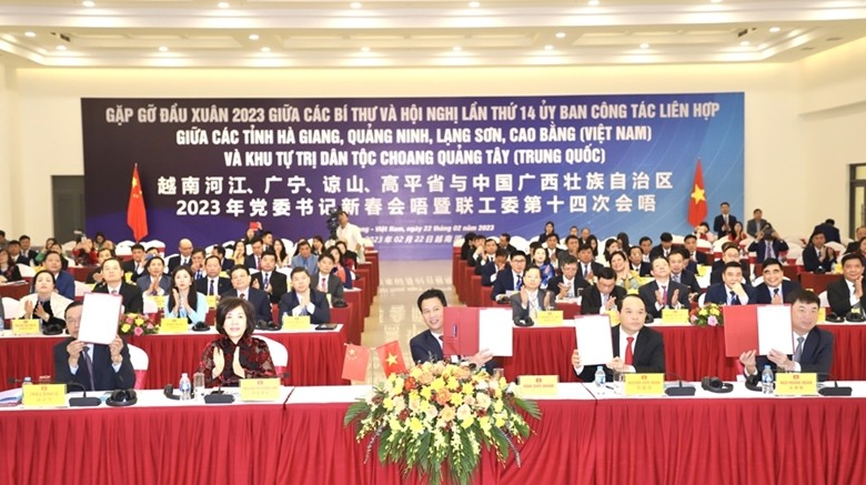 Dirigentes de las provincias vietnamitas firman acuerdo de cooperación en diferentes campos en Ha Giang. (Fotografía: VNA)