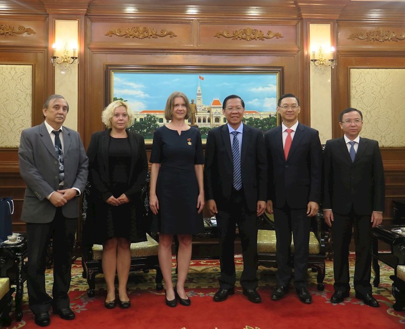 El vicesecretario permanente del Comité Partidista de Ciudad Ho Chi Minh y presidente del Comité Popular Municipal Phan Van Mai (tercero, desde la derecha) recibe a Szojka Éva Szilvia, cónsul general de Hungría en Ciudad Ho Chi Minh. (Fotografía: hcmcpv.org.vn)