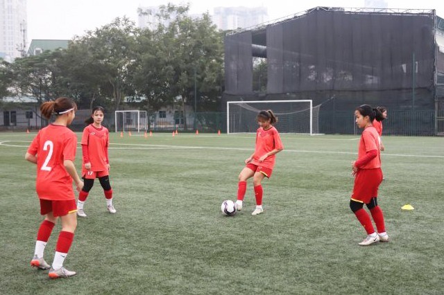 La selección de fútbol femenino Sub-17 de Vietnam en entrenamiento.