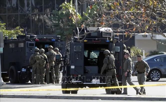 La policía en la escena de un tiroteo en el Parque de Monterey, California, EE. UU., 22 de enero de 2023. (Fotografía: AP/VNA)