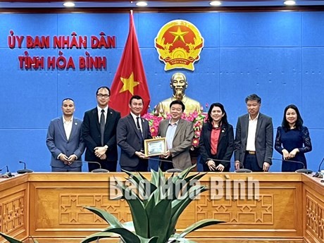 Representantes del Comité Popular de Hoa Binh y de VJPA. (Fotografía: baohoabinh.com.vn) 