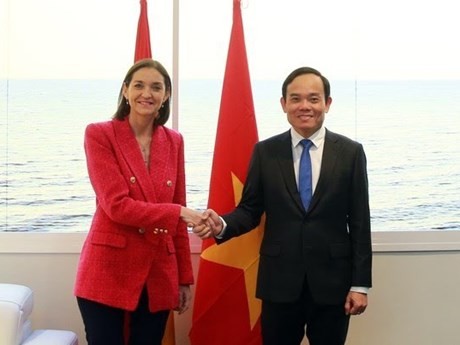 El viceprimer ministro de Vietnam Tran Luu Quang se reúne con Reyes Maroto, ministra de Industria, Comercio y Turismo de España. (Fotografía: baochinhphu.vn)