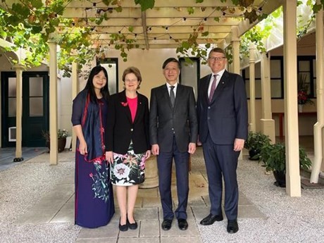 El embajador vietnamita en Australia, Nguyen Tat Thanh (segundo de derecha a izquierda), y la gobernadora de Australia del Sur, Frances Adamson (segunda de izquierda a derecha). (Fotografía: VNA)