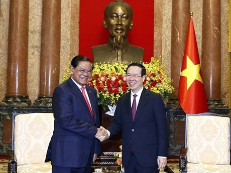 El presidente de Vietnam, Vo Van Thuong, y el viceprimer ministro y ministro del Interior de Camboya, Samdech Krolahom Sar Kheng. (Fotogrfía: VNA)