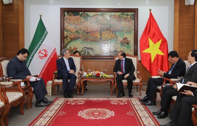 El viceministro de Cultura, Deporte y Turismo de Vietnam, Ta Quang Dong, y el embajador extraordinario y plenipotenciario de Irán en el país indochino, Akbar Nazari.