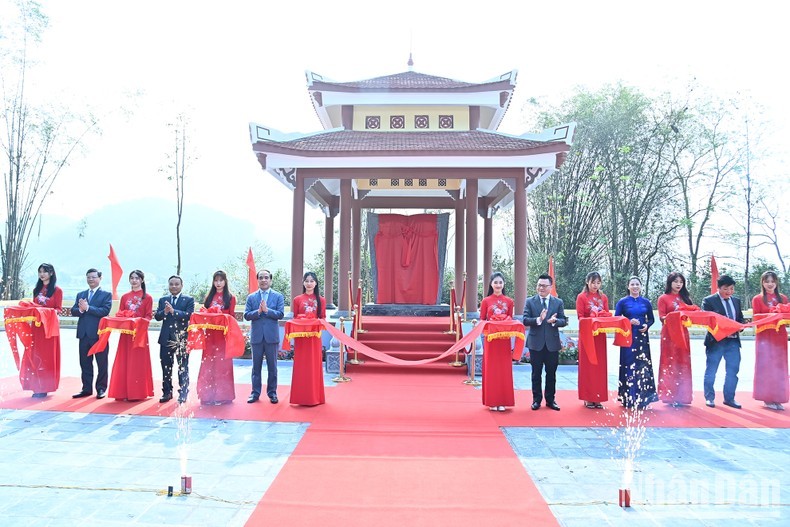 Ceremonia de inauguración del Monumento de Estela del periódico Nhan Dan.