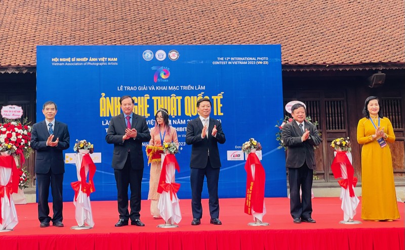 Inauguración de la exhibición fotográfica en el Templo de la Literatura, en Hanói. (Fotografía: hanoimoi.vn)