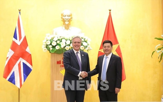 El ministro de Industria y Comercio de Vietnam, Nguyen Hong Dien (derecha), recibe a Mark Garnier, enviado comercial del Primer Ministro del Reino Unido en Vietnam, Tailandia, Myanmar y Brunéi. (Fotografía: Ministerio de Industria y Comercio de Vietnam)