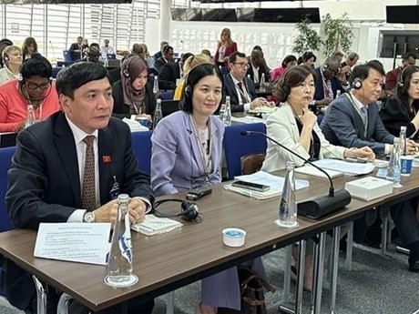 El secretario general del Parlamento de Vietnam, Bui Van Cuong, en la conferencia. (Fotografía: VNA)