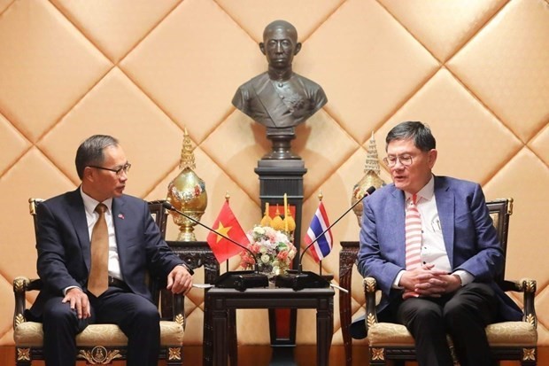 El embajador de Vietnam en Tailandia, Phan Chi Thanh (I), y el ministro de Universidades, Ciencia, Investigación e Innovación de Tailandia, doctor Anek Laothamatas (D).