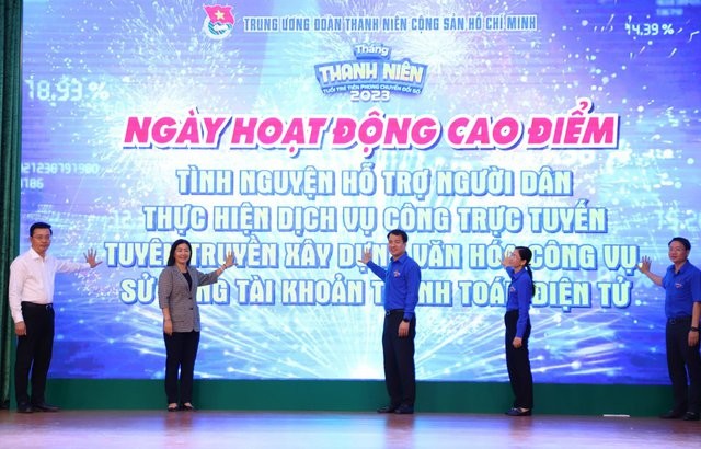 Líderes de la Unión de Jóvenes Comunistas Ho Chi Minh realizan la ceremonia de inicio de las actividades de “Jóvenes pioneros en la transformación digital”. (Fotografía: thanhdoantphcm)