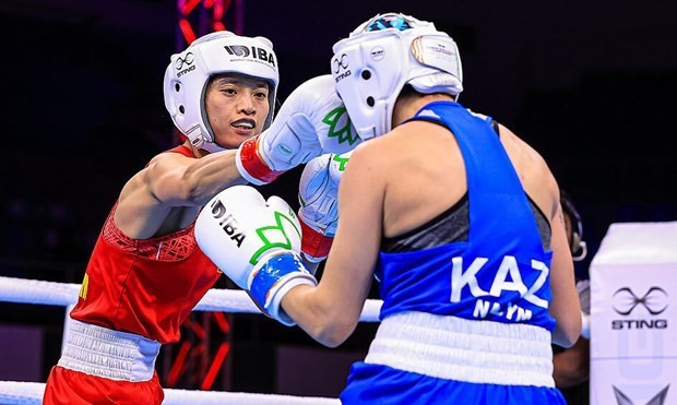 La boxeadora Nguyen Thi Tam de Vietnam (de uniforme rojo) en el partido contra su rival kazaja Nazym Kyzaibay. (Fotografía: vietnamexpress) 
