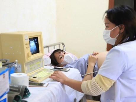 Técnica de detección prenatal en el Hospital de Obstetricia y Pediatría de Quang Ninh (Fotografía: Periódico de Quang Ninh)