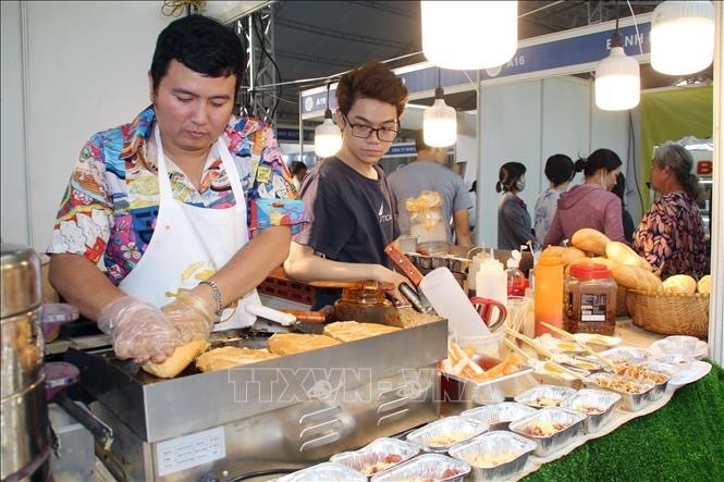 El chef demuestra la preparación de pan con chile salado en el 1er Festival del Pan de Vietnam en 2023. (Fotografía: VNA)