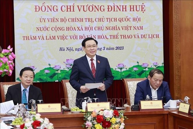 El presidente de la Asamblea Nacional de Vietnam, Vuong Dinh Hue, habla en el evento. (Fotografía: VNA)