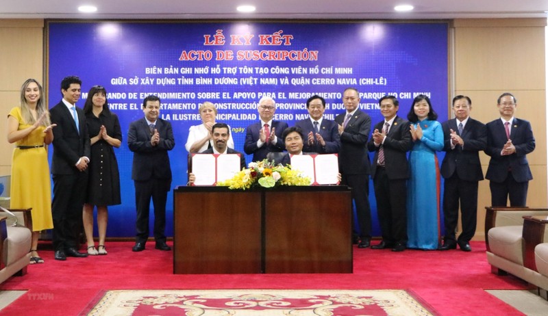 El acto de firma de un memorando de entendimiento sobre el apoyo a la restauración del Parque Ho Chi Minh. (Fotografía: VNA)