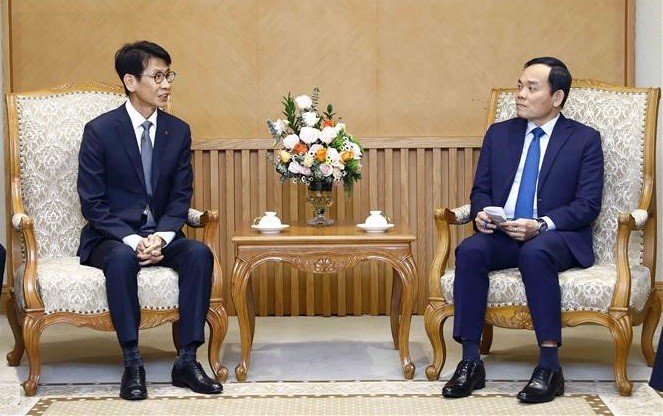 Viceprimer ministro de Vietnam Tran Luu Quang (derecha) recibe a Kim Myoung Kyu. (Foto: VNA)