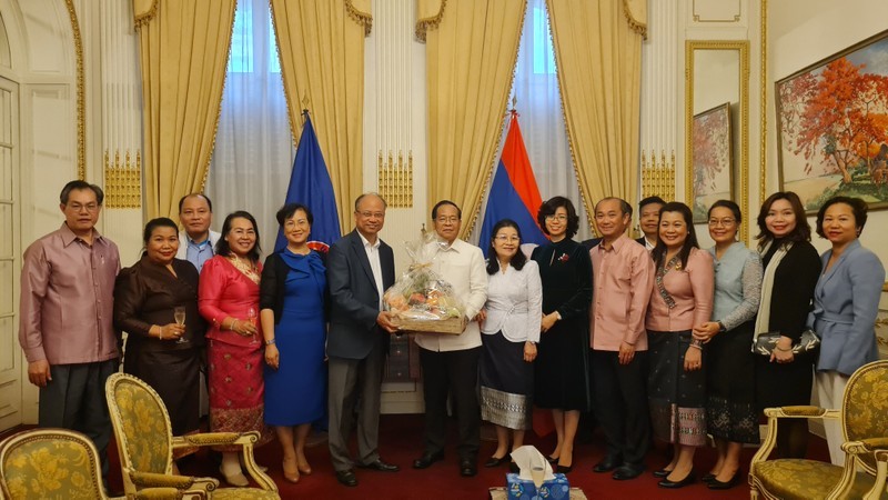 Felicitan a comunidad laosiana en Francia por su festival del Año Nuevo.