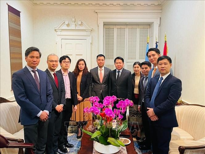El embajador Dang Hoang Giang, jefe de la misión permanente de Vietnam ante las Naciones Unidas (ONU), felicita a la delegación permanente de Laos. (Fotografía: VNA)