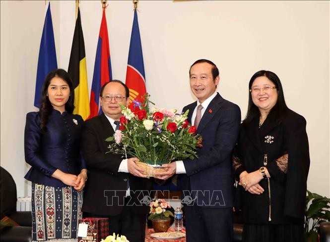 El embajador de Vietnam en Bélgica y Luxemburgo Nguyen Van Thao (segundo a la derecha) felicita al embajador laosiano Phoukhong Sisoulath en ocasión del año nuevo de Laos. (Fotografía: VNA)