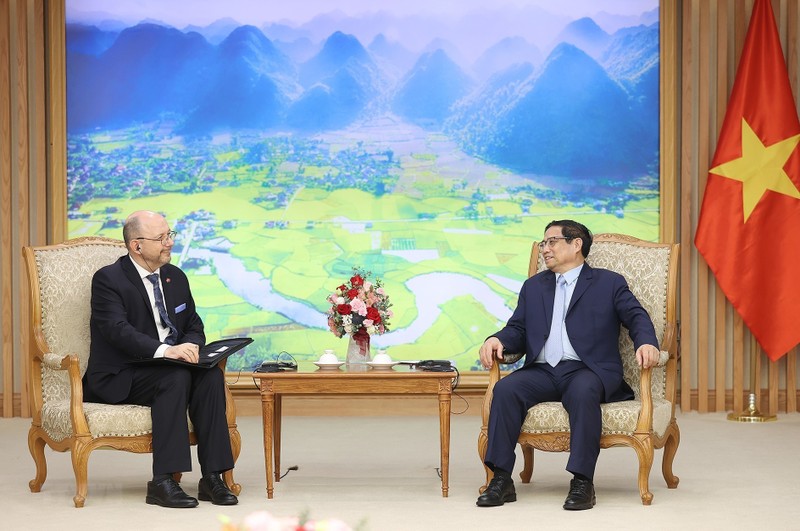 El primer ministro de Vietnam, Pham Minh Chinh, y el embajador suizo en Hanói, Thomas Gass. (Fotografía: VNA)