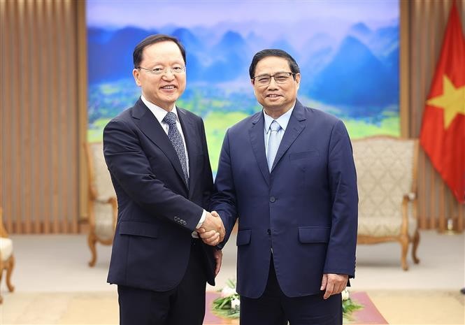 El primer ministro de Vietnam, Pham Minh Chinh (derecha), y Park Hark Kyu, director general a cargo de finanzas del grupo surcoreano Samsung Electronics. (Fotografía: VNA)