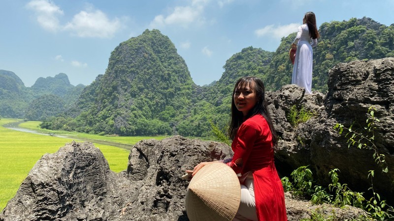 Las montañas de piedra caliza en Trang An, Ninh Binh.