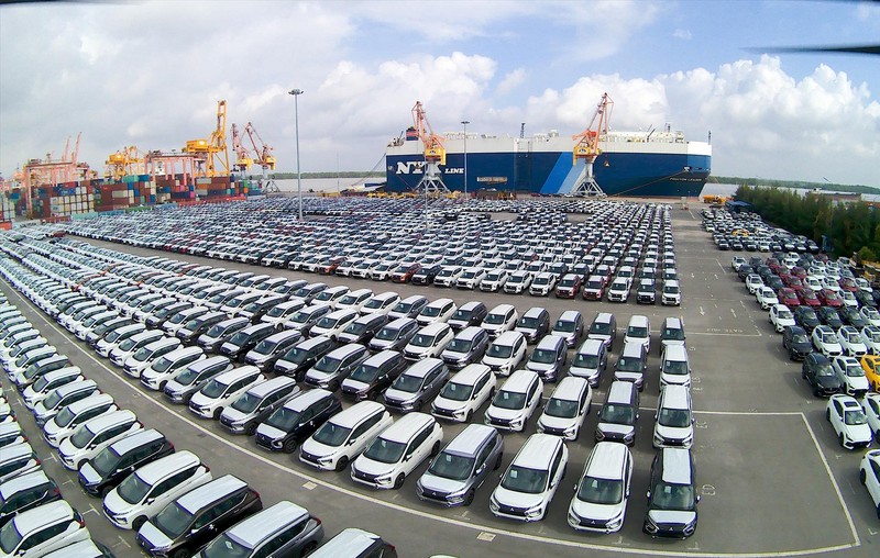 Importación de automóviles a través del puerto de Hai Phong. (Fotografía: VNA)